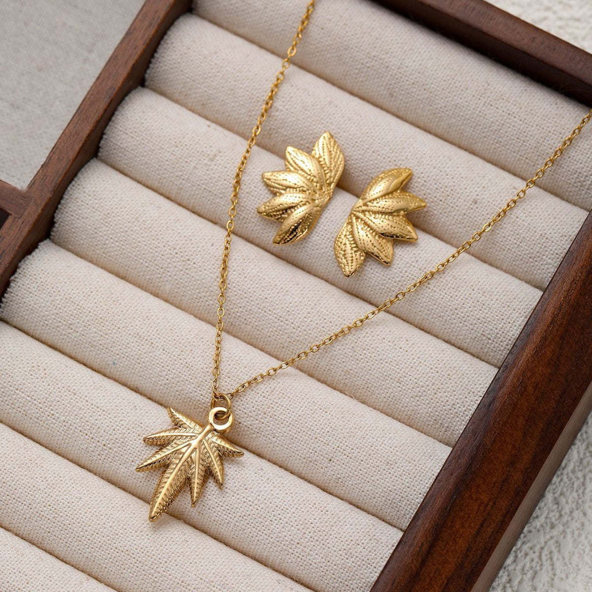 18K Gold Maple Leaf Style Necklace for Women