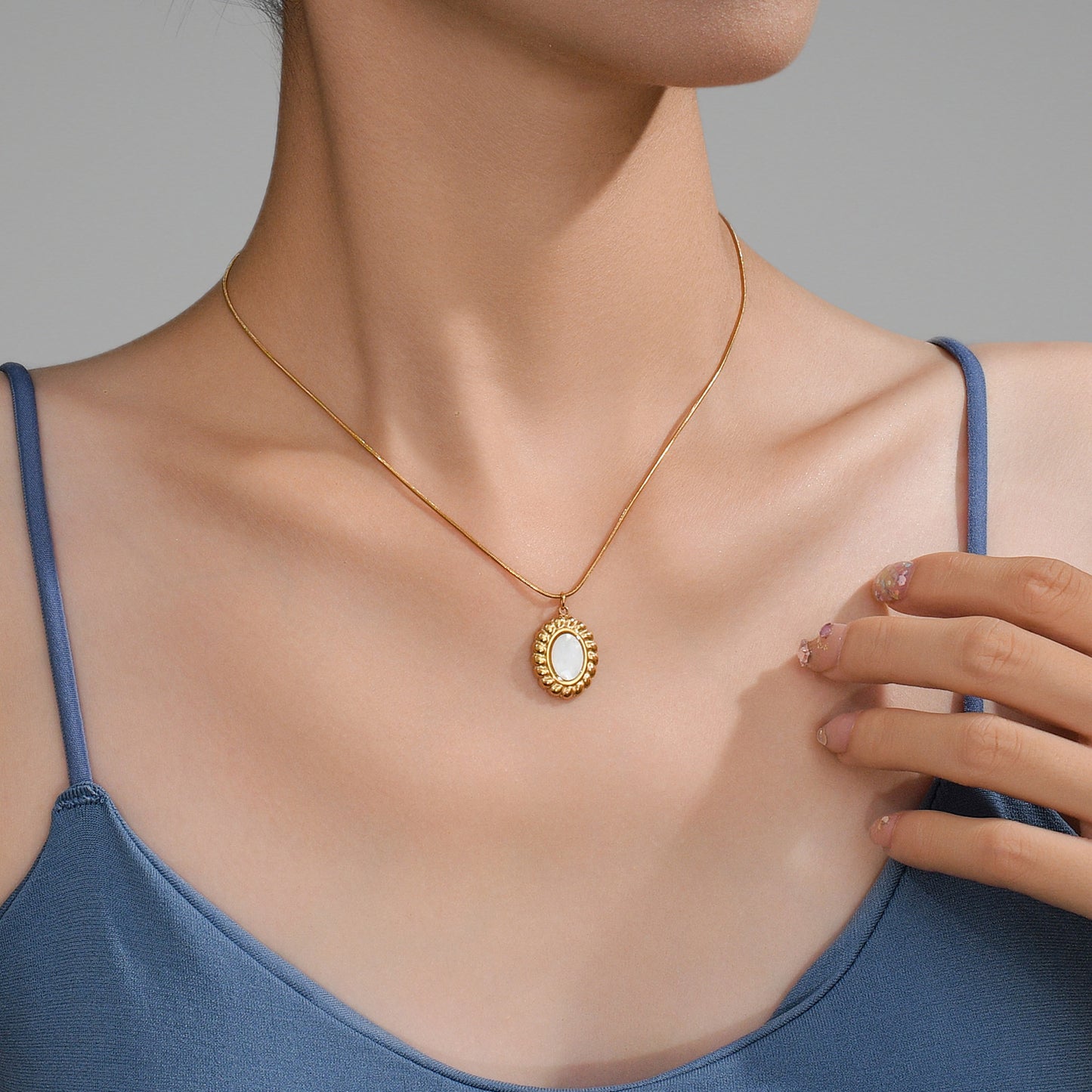 Oval Pendant 18K Women's Necklace