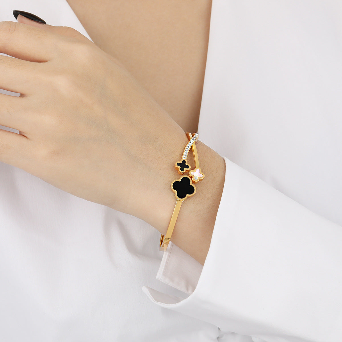 Pulsera de oro para mujer con trébol de cuatro hojas